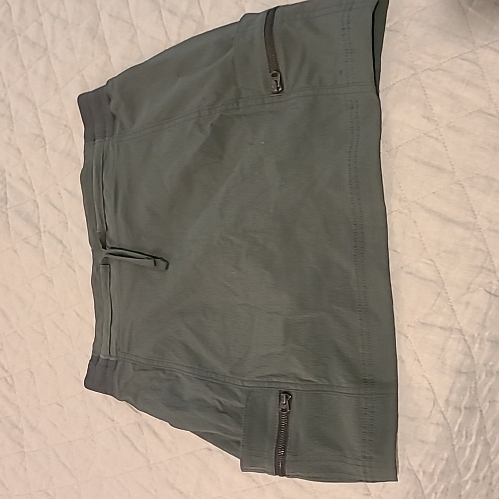 Athleta size 4 green skorts